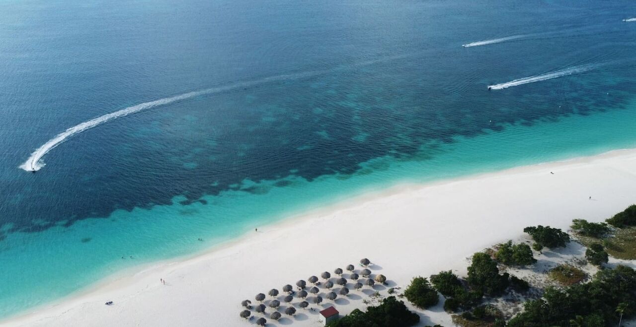 Una playa cerca, sillas reclinables de playa, toallas de playa