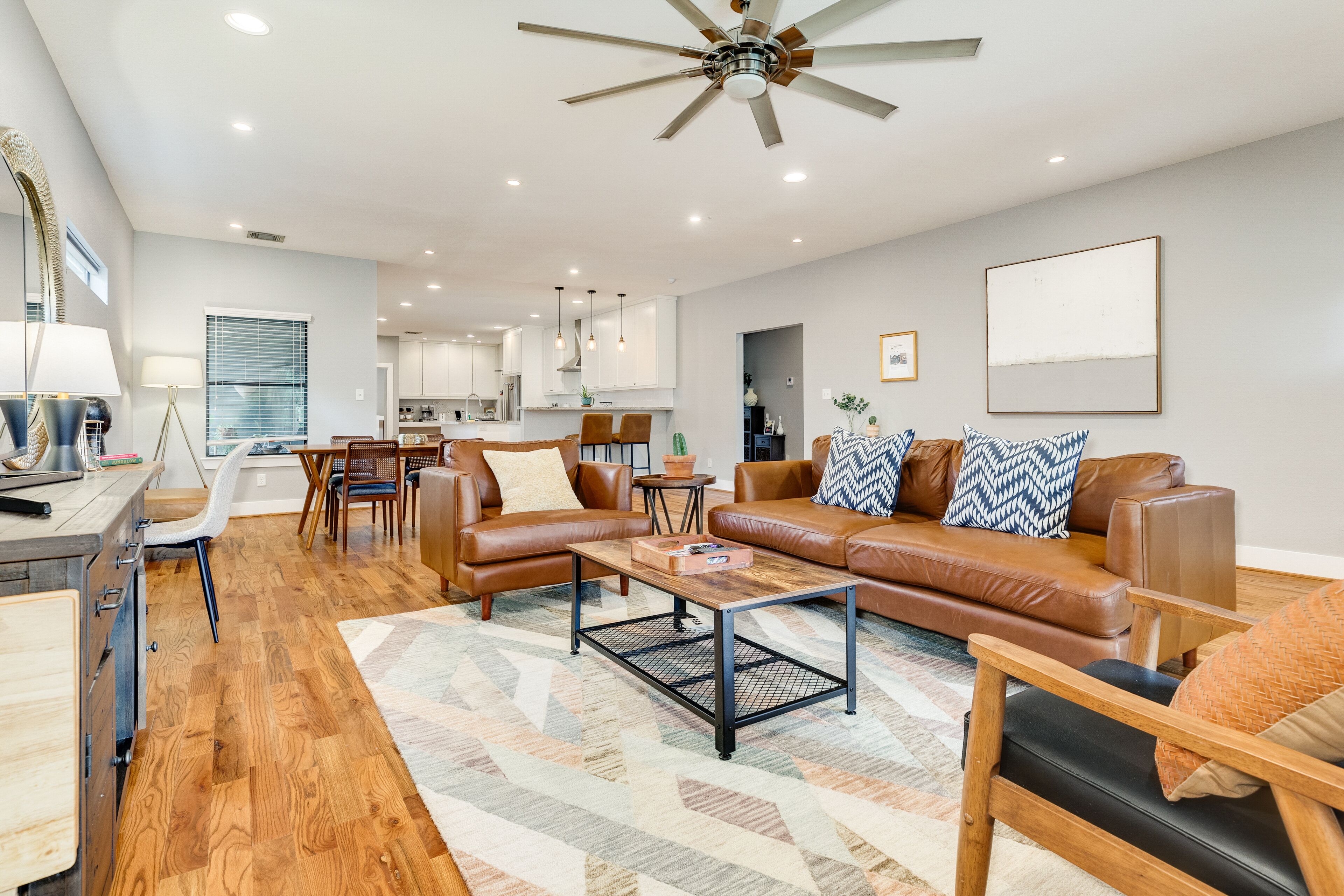 Stylish dog-friendly home minutes from downtown with central AC & washer/dryer