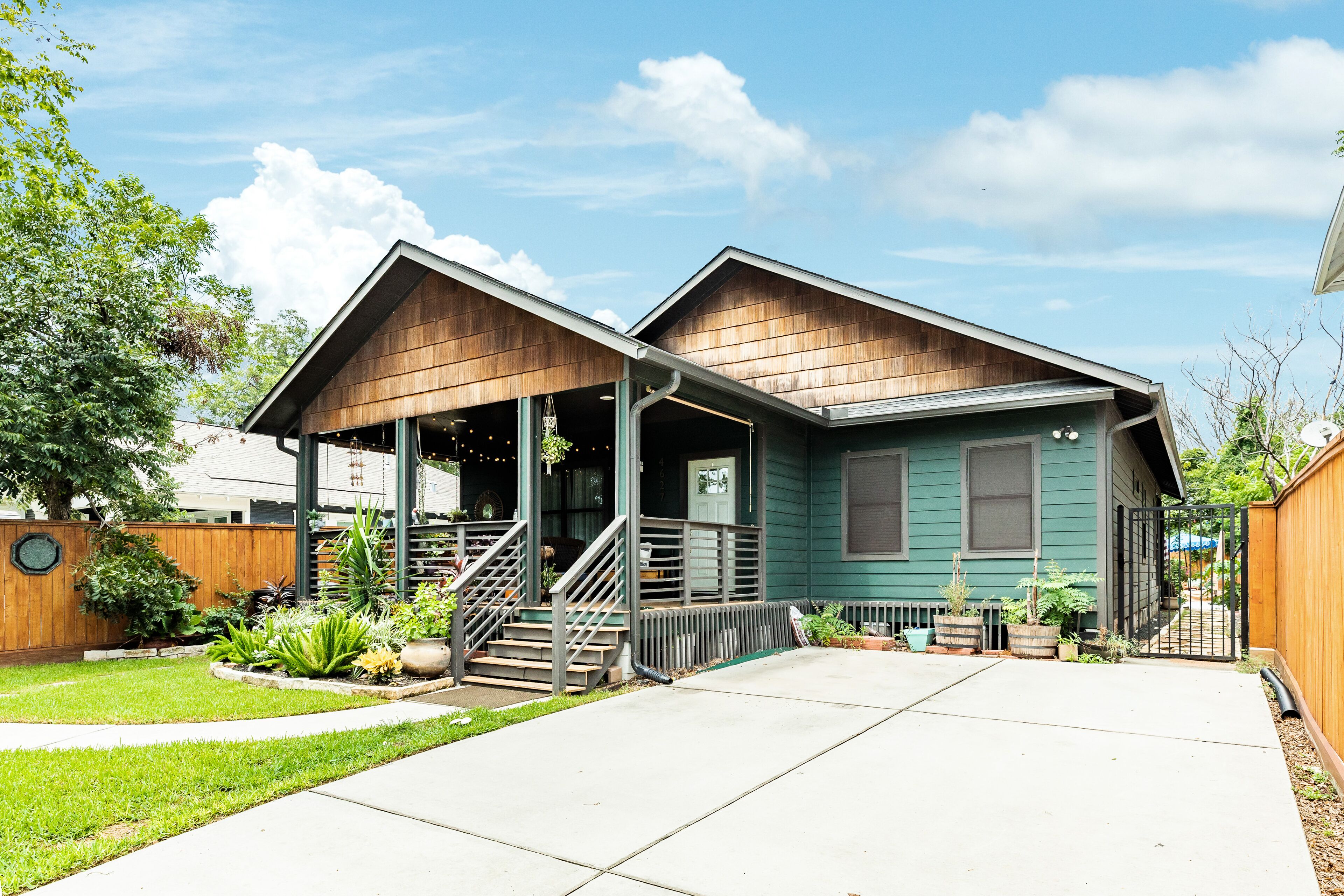 Stylish dog-friendly home minutes from downtown with central AC & washer/dryer