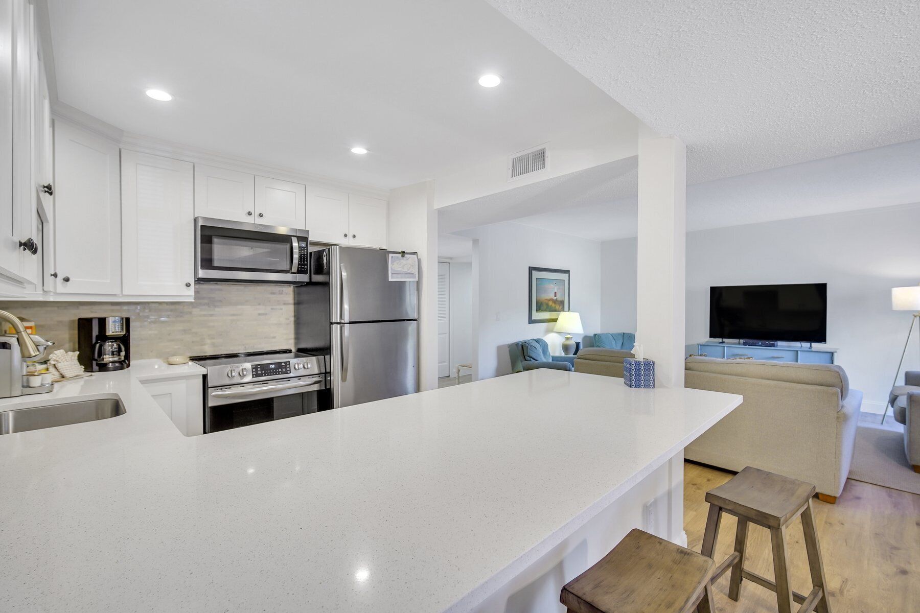 1712 Bluff Villa is conveniently Located in South Beach Marina and is newly remodeled!