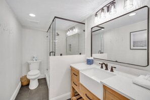 Combined shower/bathtub, hair dryer, towels