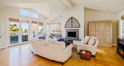 Beach villa with ocean views, internet & washer/dryer - snowbird-friendly