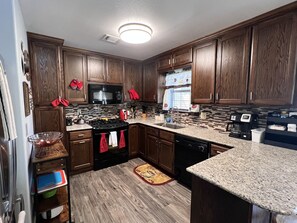 Fridge, microwave, oven, stovetop - Comfy 3Bed/2Bath. EZ Access to Santa's Wonderland (College Station)