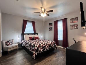 3 bedrooms, desk, iron/ironing board, free WiFi - Comfy 3Bed/2Bath. EZ Access to Santa's Wonderland (College Station)