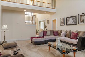 Smart TV, fireplace - American Colonial House near beach waterfront & shopping center (Virginia Beach)