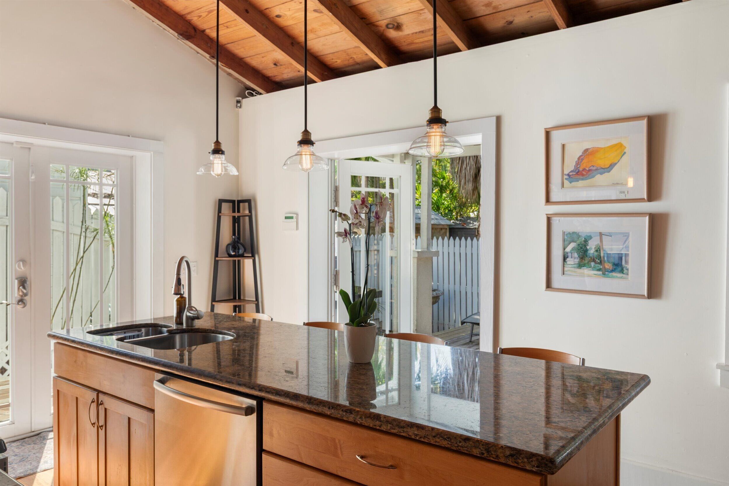 المنشأة من الداخل