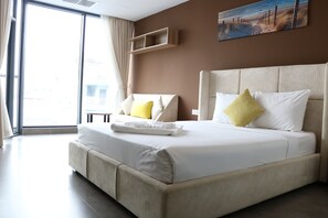 Deluxe Double Room | Desk, bed sheets - The Penthouse Residence (Phnom Penh)