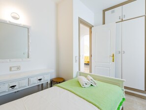 2 bedrooms, iron/ironing board, Internet