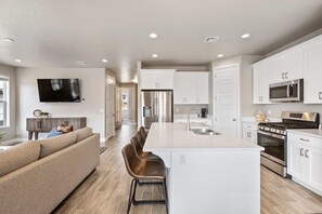 Townhome, 5 Bedrooms | Private kitchen - Vacation Station by RedAwning (Washington)