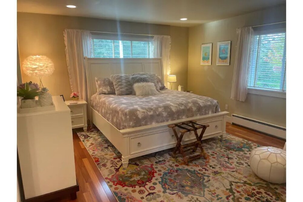 Adorable 1 bed Guest House w/cozy elec. fireplace