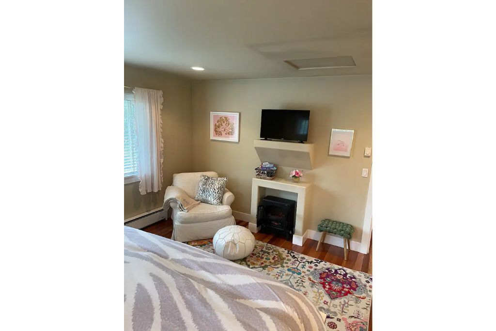 Adorable 1 bed Guest House w/cozy elec. fireplace