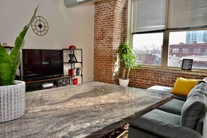 TV, Netflix, streaming services, stereo