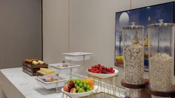 Een buffetopstelling met diverse gerechten en decoratieve elementen.