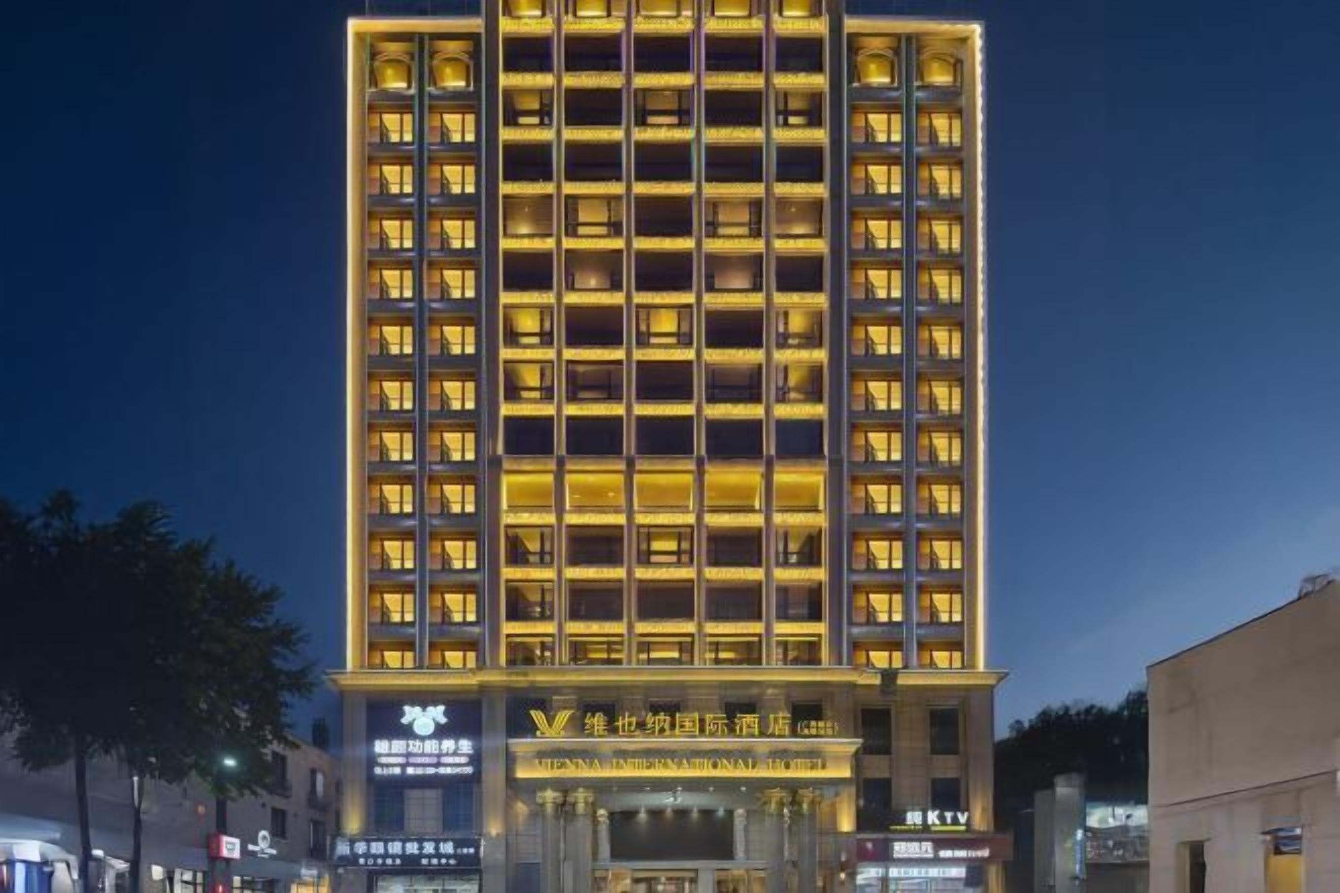 A multi-story hotel with a grid of windows and a prominent entrance.