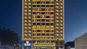 A multi-story hotel with a grid of windows and a prominent entrance.