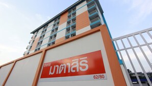 Un edificio con un cartello che riporta la scritta 