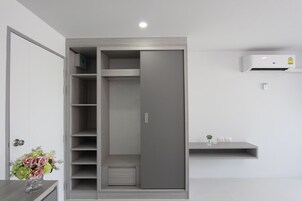 1 habitación, escritorio y espacio para trabajar con laptop 