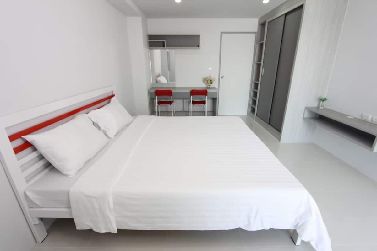 King Size Bed Room | 1 quarto, escrivaninha, espaço de trabalho para notebook