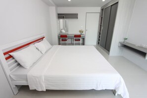 King Size Bed Room | 1 dormitorio, escritorio, espacio para trabajar con un portátil