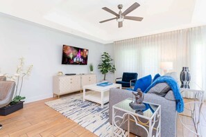 Fernseher, Videospielkonsole, DVD-Player, Bücher