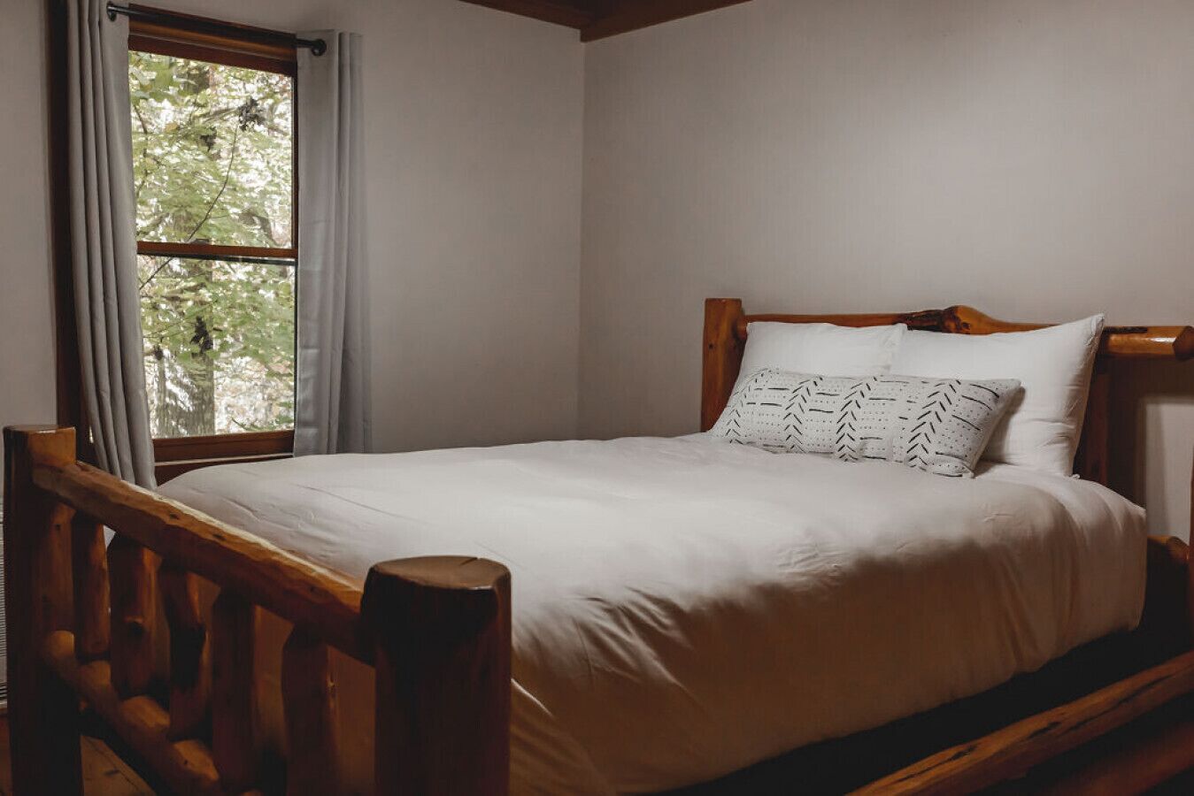 Bear Creek Cabin Fireplace | Privacy | Deck