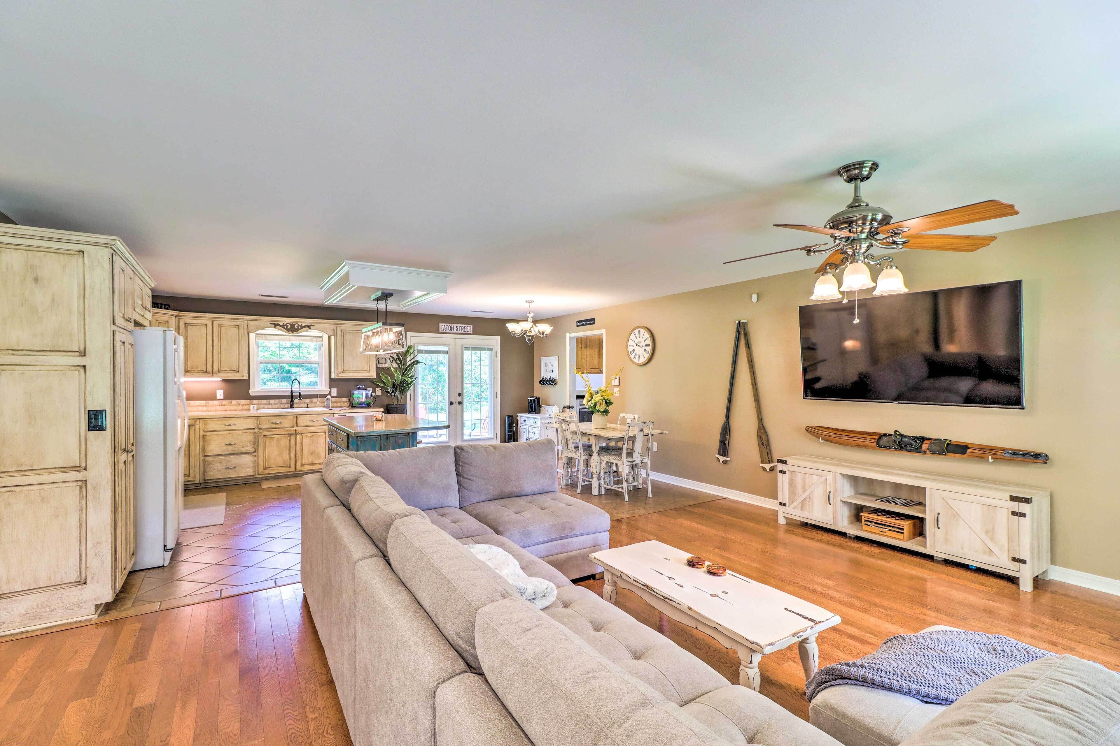 Higden Home w/ Furnished Porch, Spacious Yard