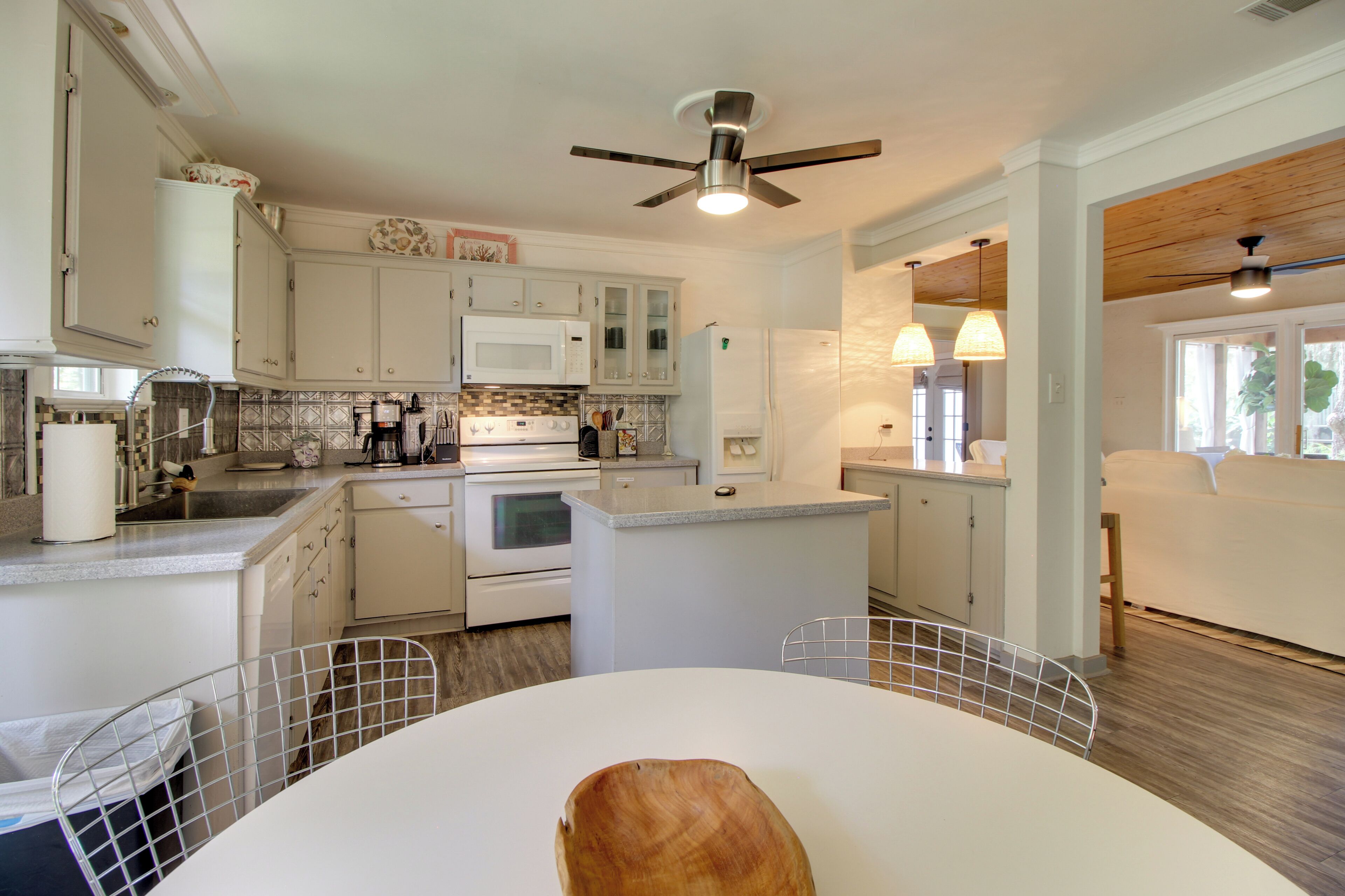 Coffee/tea maker, fridge, microwave, stovetop