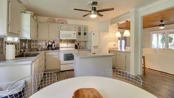 Coffee/tea maker, fridge, microwave, stovetop