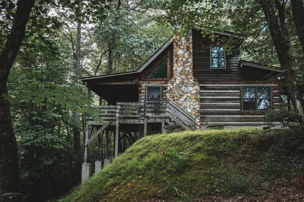 36 North | Pine Crest Cabin | Hot Tub • Pet Friendly