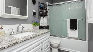 Een haardroger, handdoeken