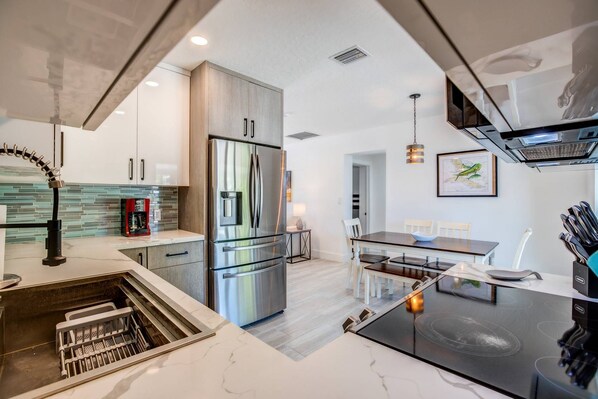 Jääkaappi, mikroaaltouuni, astianpesukone, kahvin-/teenkeitin