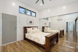 1 bedroom, iron/ironing board, WiFi, bed sheets - Luxury Loft with Stunning Views (Downstairs) (Castle Hill)