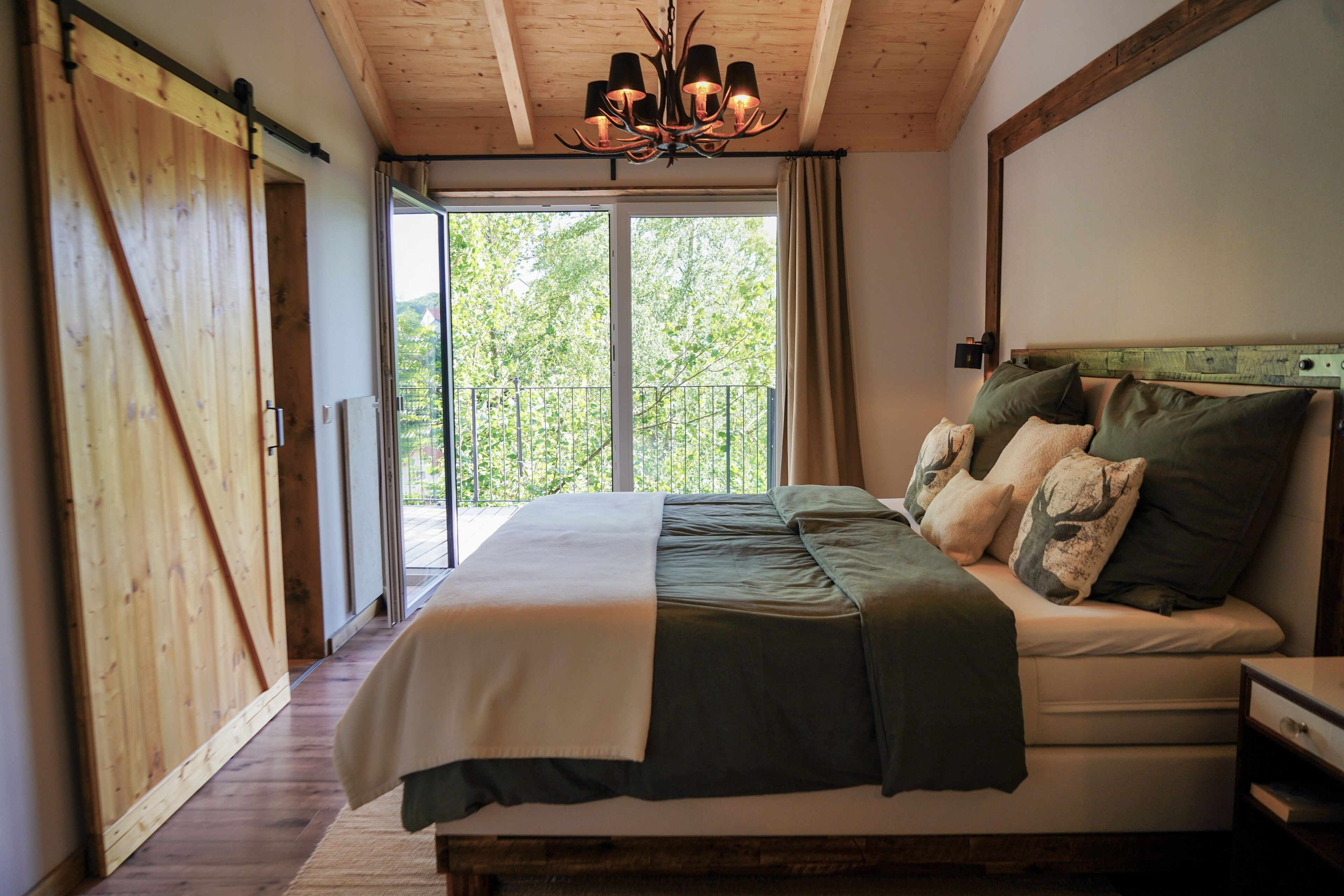 Schlafzimmer mit Doppelbett
