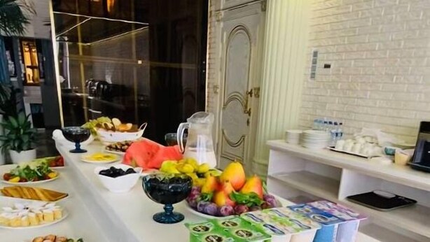 Een buffet met diverse gerechten en drankjes.