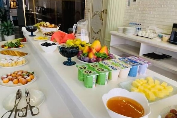 每日供应自助式早餐(每人 USD 10)