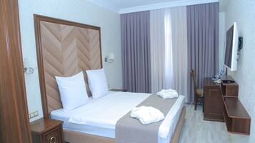 Ropa de cama de alta calidad y minibar con artículos gratuitos