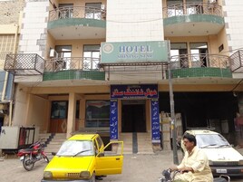 Escritorio, espacio para trabajar con laptop y wifi gratis 