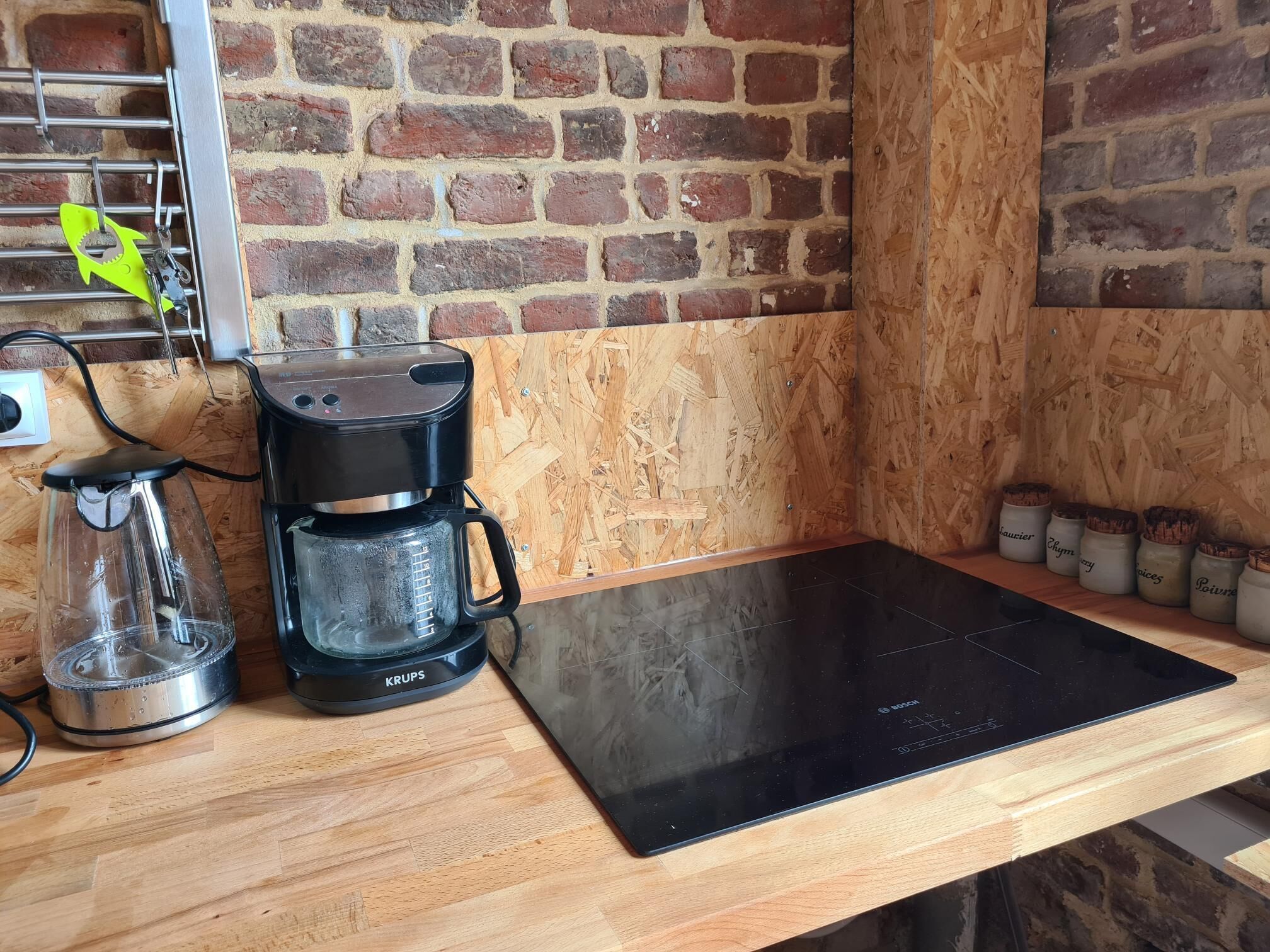 Kjøleskap, mikrobølgeovn, ovn og kokeplater