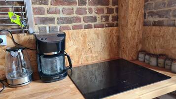 Kjøleskap, mikrobølgeovn, ovn og kokeplater