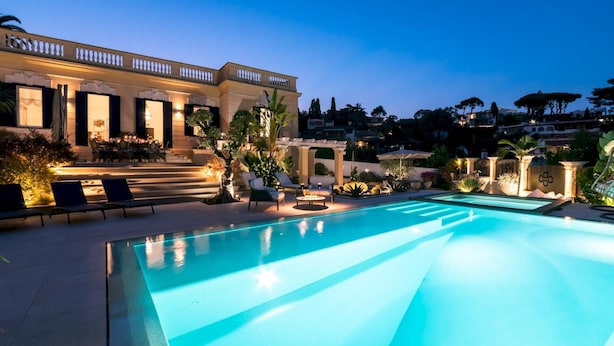 A swimming pool with lounge chairs and a patio area, surrounded by a landscaped garden and a building with a balcony. - Villa Callari 6 2 in San Felice Circeo (San Felice Circeo)