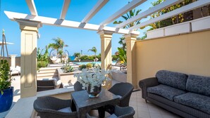An outdoor patio area with a pool, lounge chairs, and a sofa. - Villa Callari 6 2 in San Felice Circeo (San Felice Circeo)