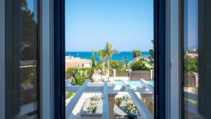 A balcony with a view of the sea, a pool, and some plants. - Villa Callari 6 2 in San Felice Circeo (San Felice Circeo)