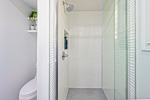 Shower, hair dryer, towels, soap - Take-it-easy Waikīkī Beach Condo (Honolulu)