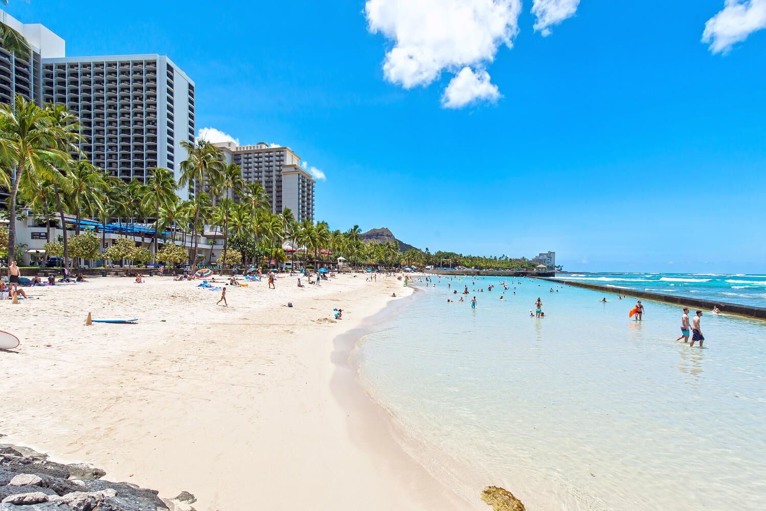 Beach nearby, sun loungers, beach towels