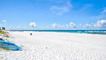 Una spiaggia nelle vicinanze