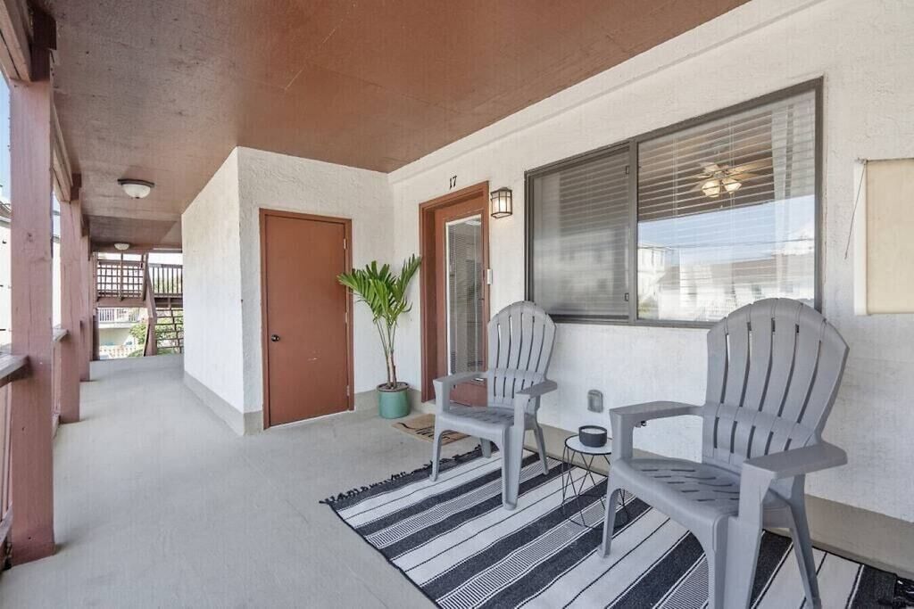 Holiday Haven! 2 Minute Walk to The Sandy Beach!