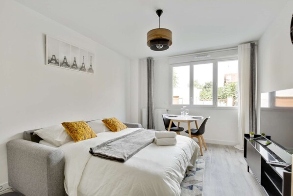 1 bedroom, WiFi, bed sheets - Chic studio near Paris - La Defense (Bezons)
