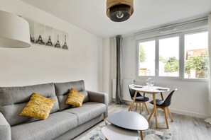 TV - Chic studio near Paris - La Defense (Bezons)