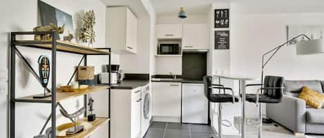 Réfrigérateur, micro-ondes, plaque de cuisson, cafetière/bouilloire