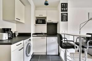 Réfrigérateur, micro-ondes, plaque de cuisson, cafetière/bouilloire